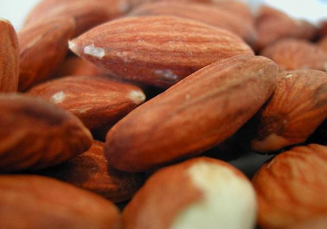 Almond hjälper till att kontrollera mängden kalorier i viktminskningsprocessen