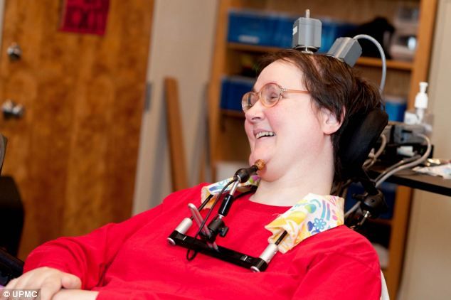 En förlamad kvinna styr en artificiell hand med hjälp av tanken